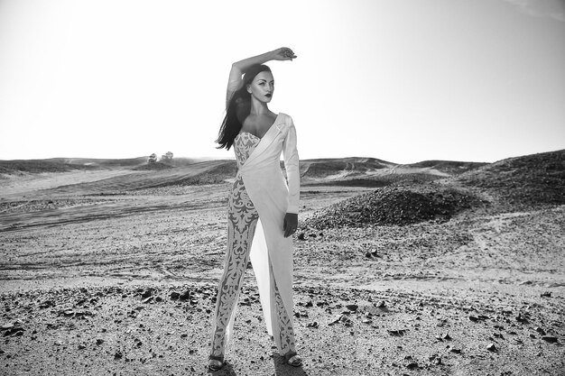 mujer, en, vestido blanco, en, dunas de arena