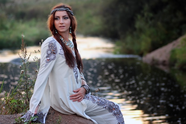 Mujer, en, vestido blanco, ocaso