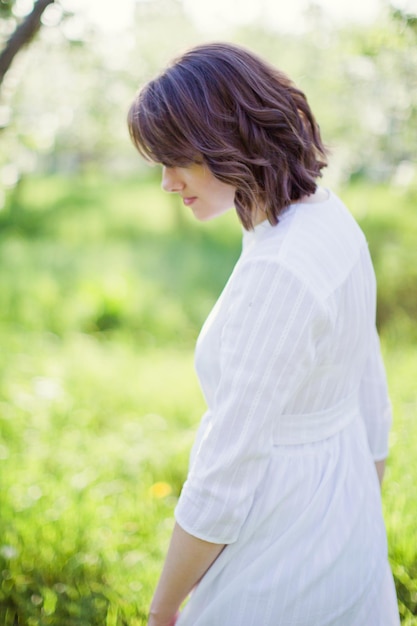 mujer, en, vestido blanco, primavera, jardín