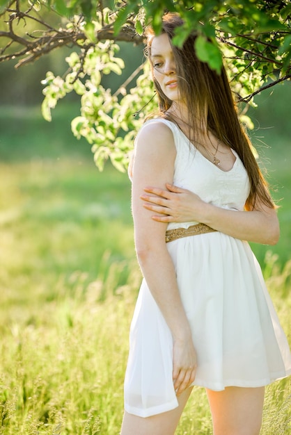 Foto una mujer con un vestido blanco y un sombrero en la cabeza