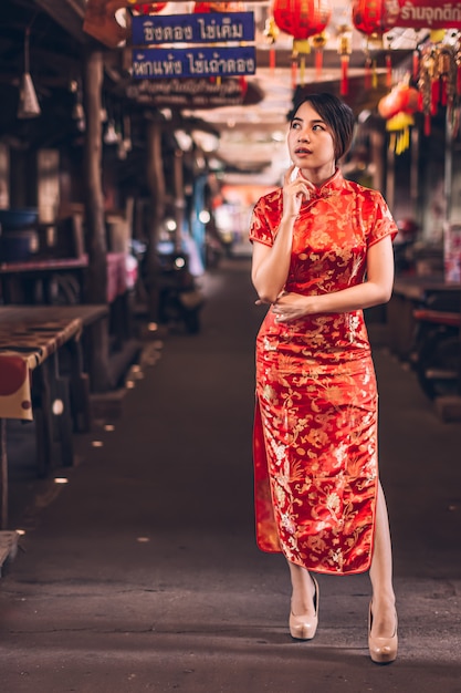 Foto mujer en un vestido cheongsam