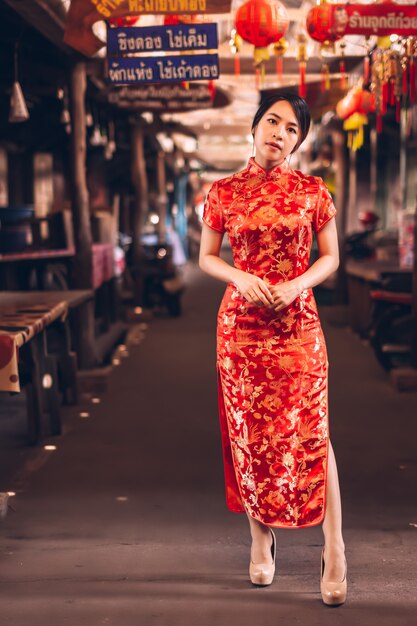 Foto mujer en un vestido cheongsam