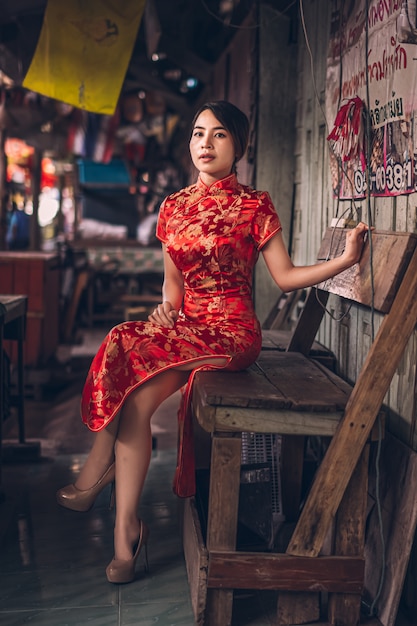 Foto mujer en un vestido cheongsam