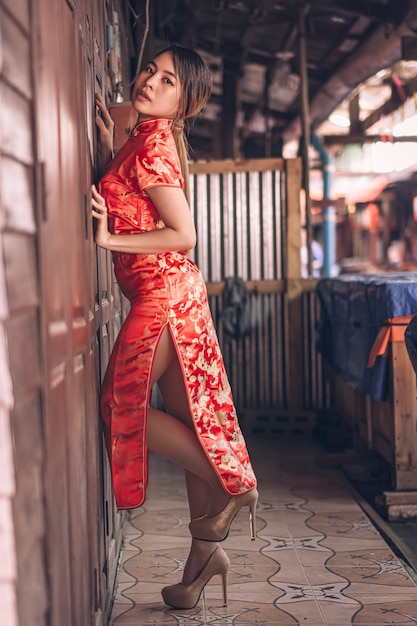 Mujer en un vestido cheongsam