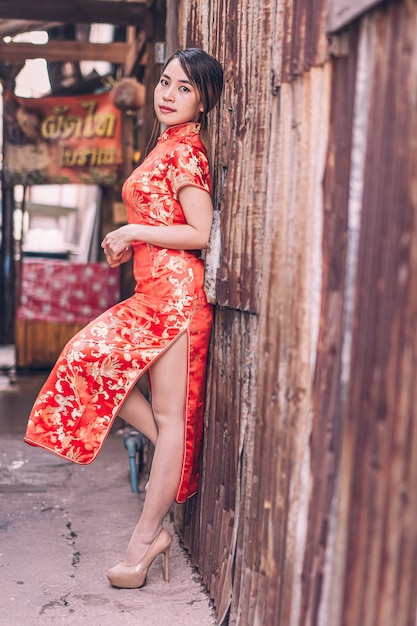 Foto mujer en un vestido cheongsam