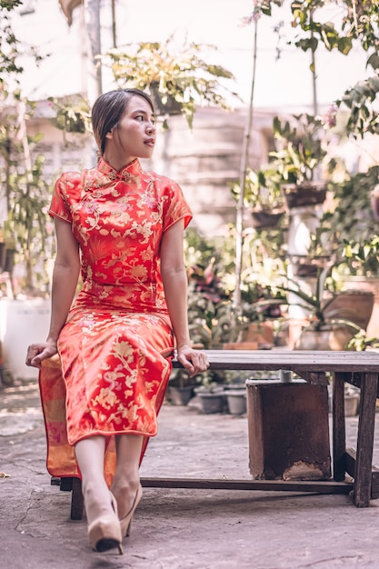 Mujer en un vestido cheongsam