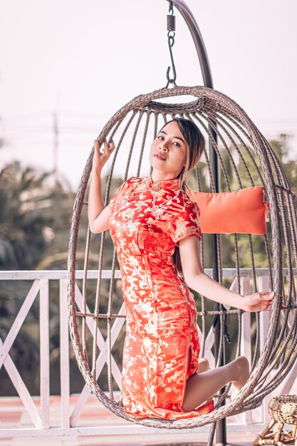 Mujer en un vestido cheongsam