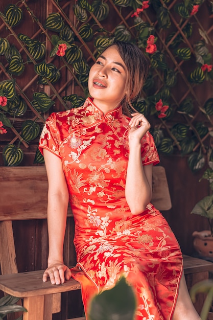 Foto mujer en un vestido cheongsam