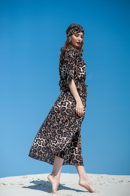 Una mujer con un vestido estampado de leopardo.