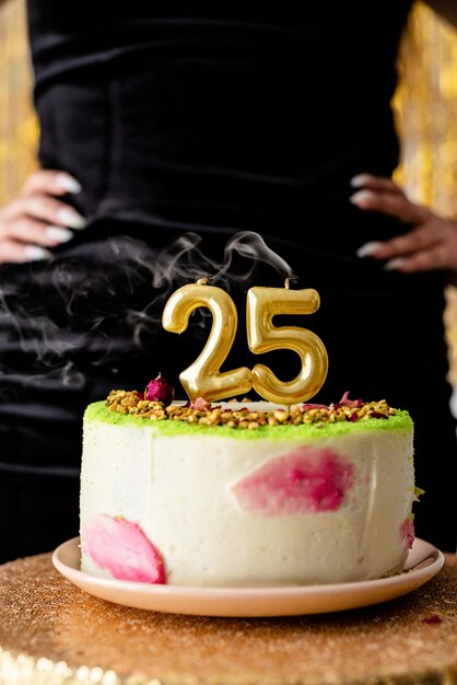 Foto mujer en vestido de fiesta negro lista para comer pastel de cumpleaños celebrando su vigésimo quinto cumpleaños