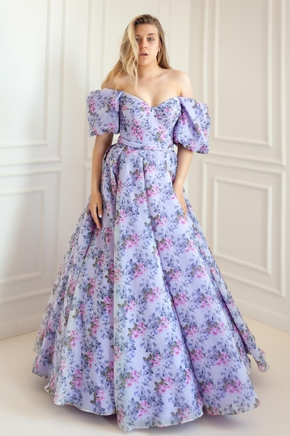 Una mujer con un vestido floral morado.