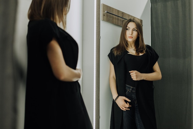 Mujer con vestido en el guardarropa