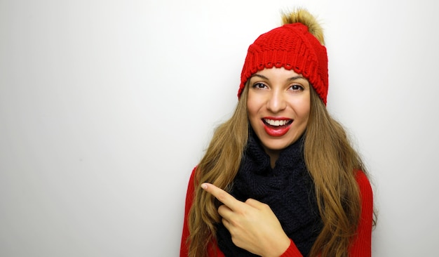 Mujer con vestido de invierno apuntando