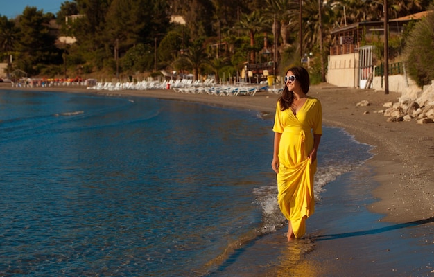 Mujer con vestido largo amarillo