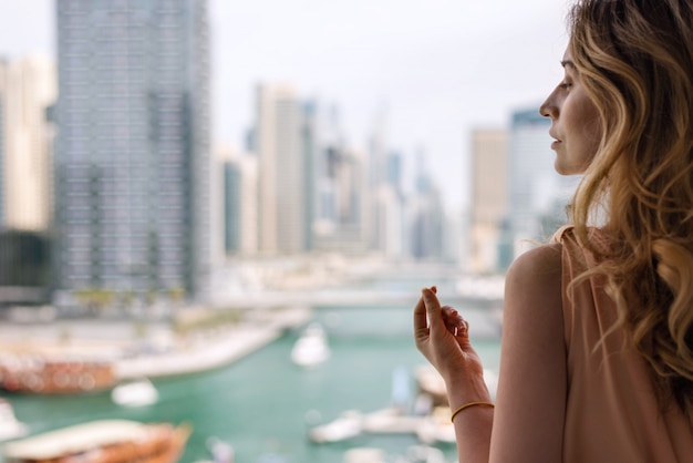 Mujer en vestido largo en Dubai Marina