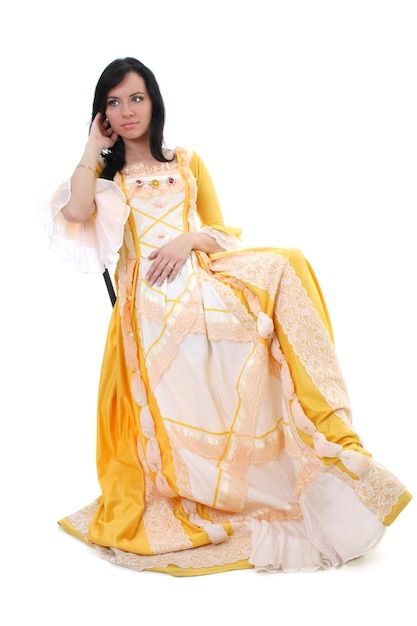 Mujer en vestido medieval amarillo sobre fondo blanco.