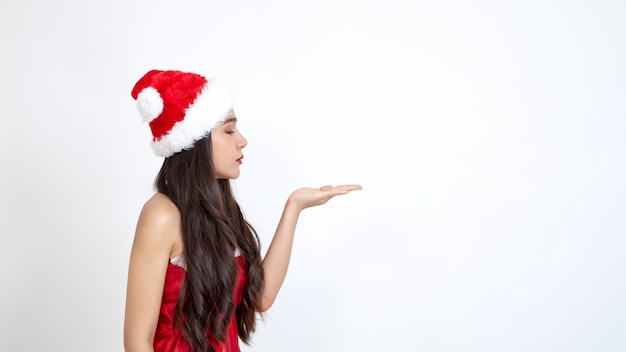 Mujer en vestido de navidad en blanco