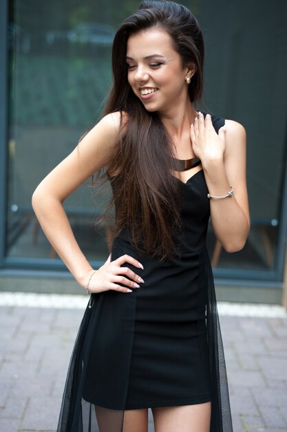 Mujer en vestido negro delgado