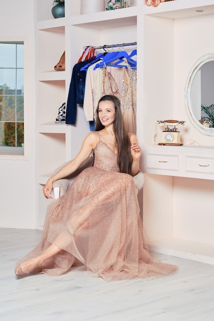 mujer en vestido de noche de tul