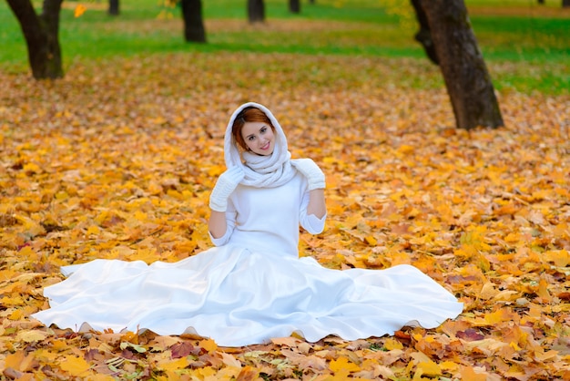 Mujer en vestido de novia blanco largo en un parque