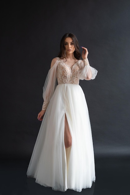 mujer con vestido de novia blanco