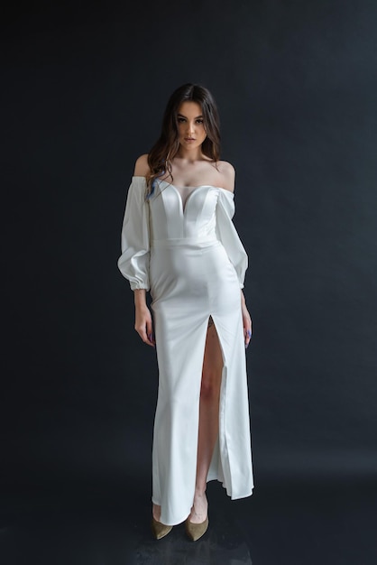 mujer con vestido de novia blanco