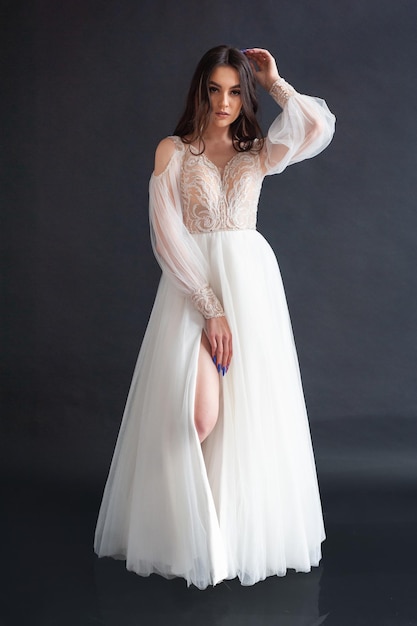 mujer con vestido de novia blanco