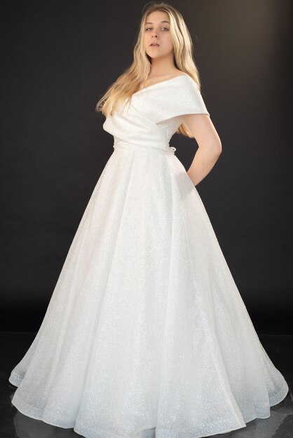 Una mujer con un vestido de novia blanco.