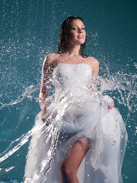 mujer con un vestido la novia en los chorros de agua