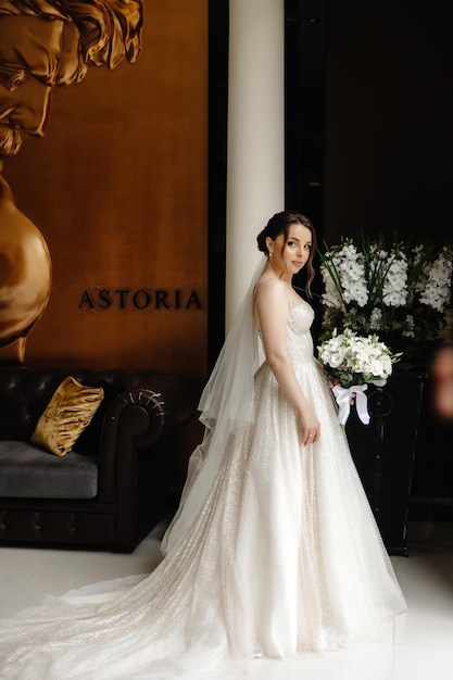 Foto una mujer con un vestido de novia está de pie frente a un gran cartel que dice quot vella quot