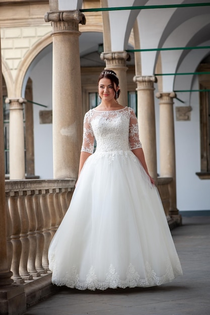 Una mujer en un vestido de novia