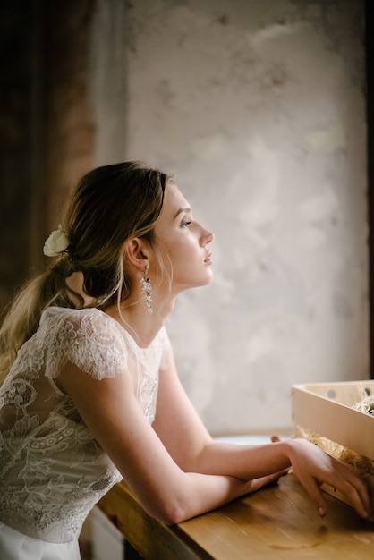 La mujer del vestido pensó.