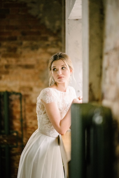 La mujer del vestido pensó.