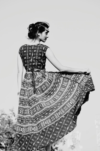 Foto mujer con vestido de pie contra el cielo