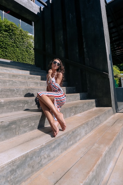 Mujer con un vestido de rayas posando al aire libre