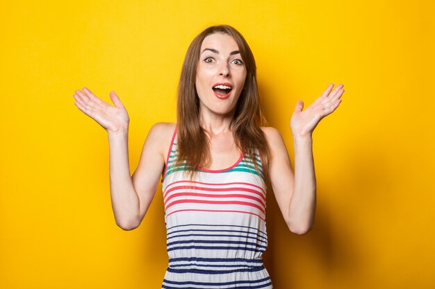 Mujer en un vestido a rayas sorprendido