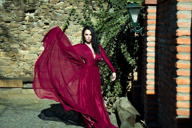 Mujer en vestido rojo al aire libre