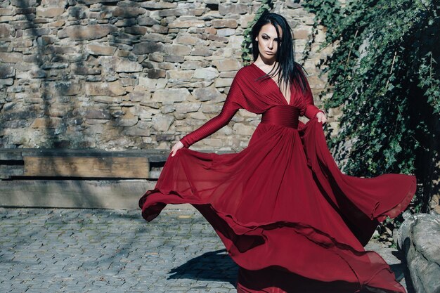 Mujer en vestido rojo al aire libre