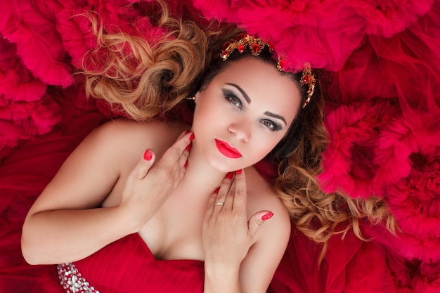 Mujer en vestido rojo nublado