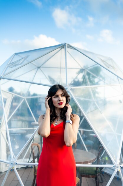 Mujer con vestido rojo retrato de verano al aire libre