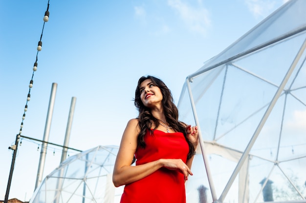 Mujer con vestido rojo retrato de verano al aire libre