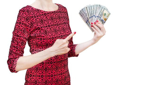 Mujer con vestido rojo señalando el dinero aislado en blanco