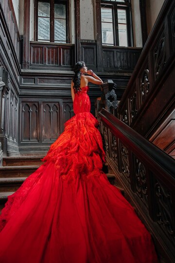 Mujer vestido rojo castillo viejo bella princesa en vestido seductor elegante historia de cuento hadas femenino caucásico escaleras | Foto Premium