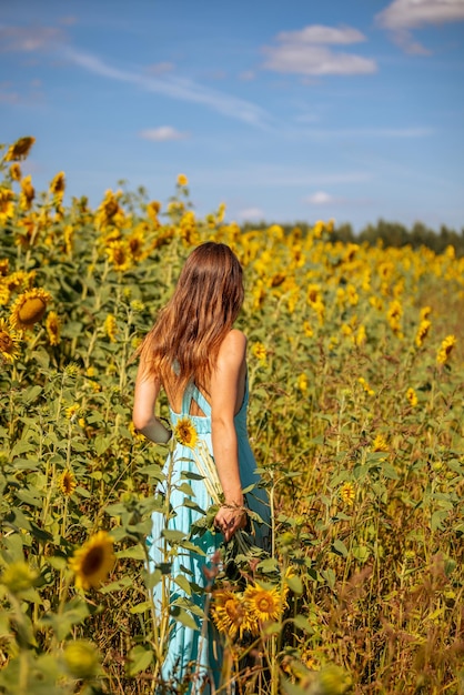 Mujer en vestido de verano abrazando la belleza de los girasoles y la esperanza de paz