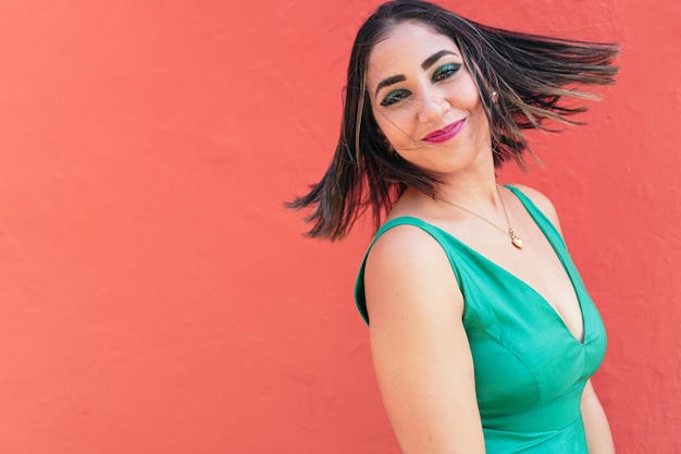 Mujer en vestido verde en la calle