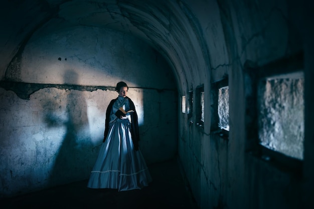 Mujer en vestido victoriano