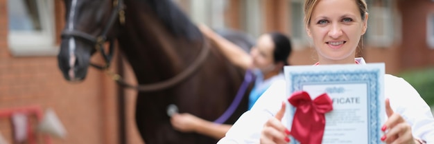 Mujer veterinaria tiene certificado médico en caballo de fondo