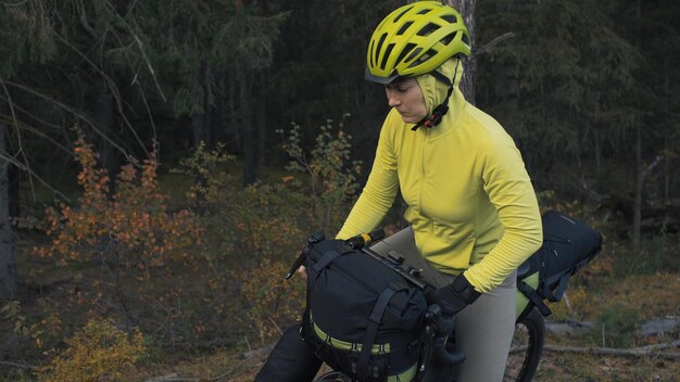 La mujer en cicloturismo de terreno mixto con al aire libre el viaje del