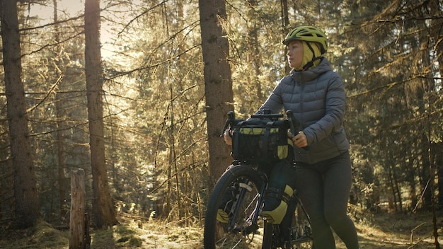 La mujer en cicloturismo de terreno mixto con al aire libre el viaje del