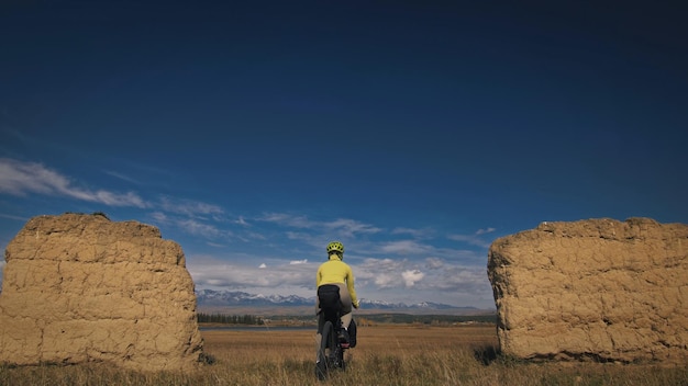 La mujer viaja en cicloturismo de terreno mixto con bikepacking